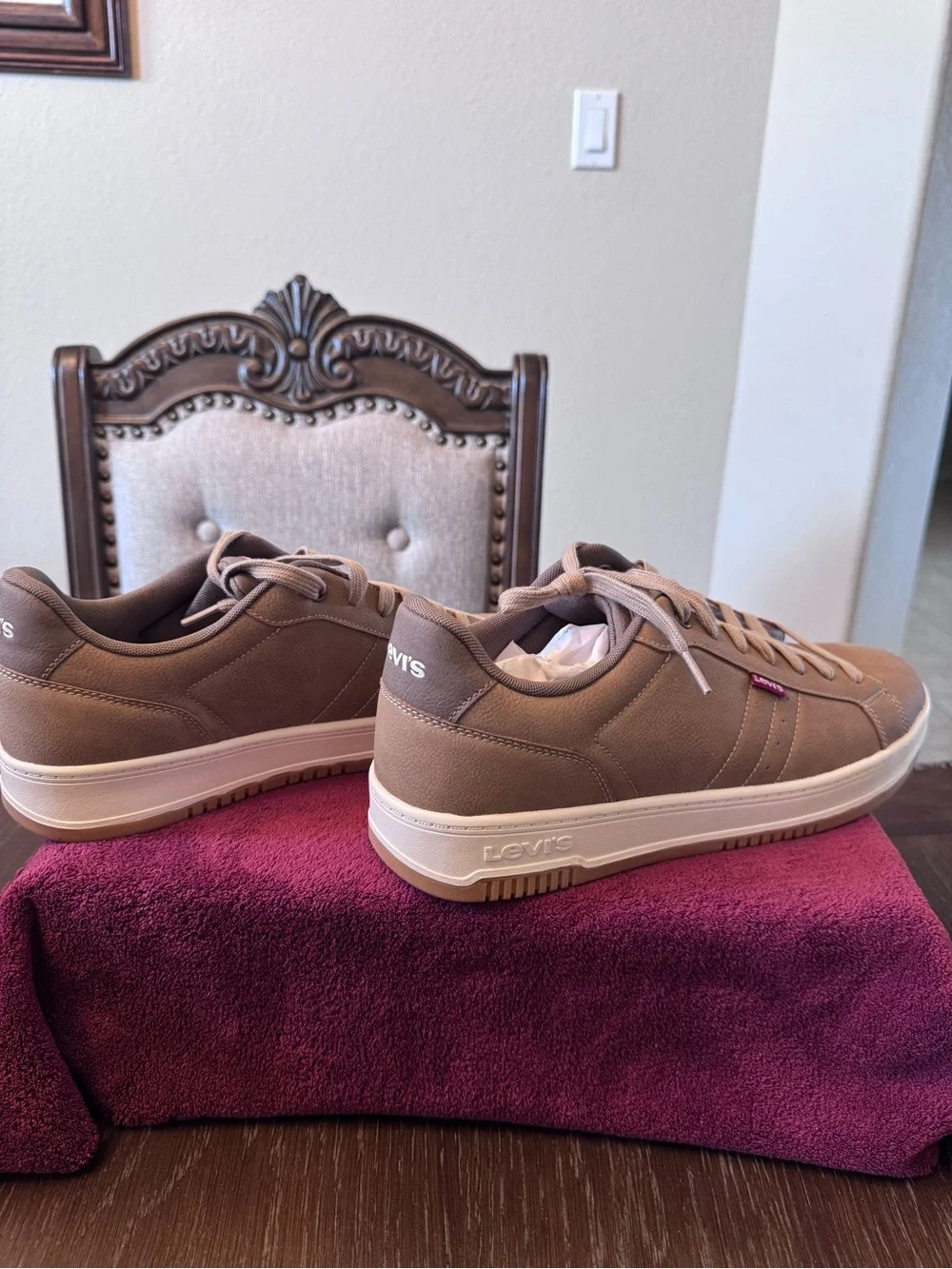 11 Men’s Levi's Casual Low-Top Sneakers in Tan
